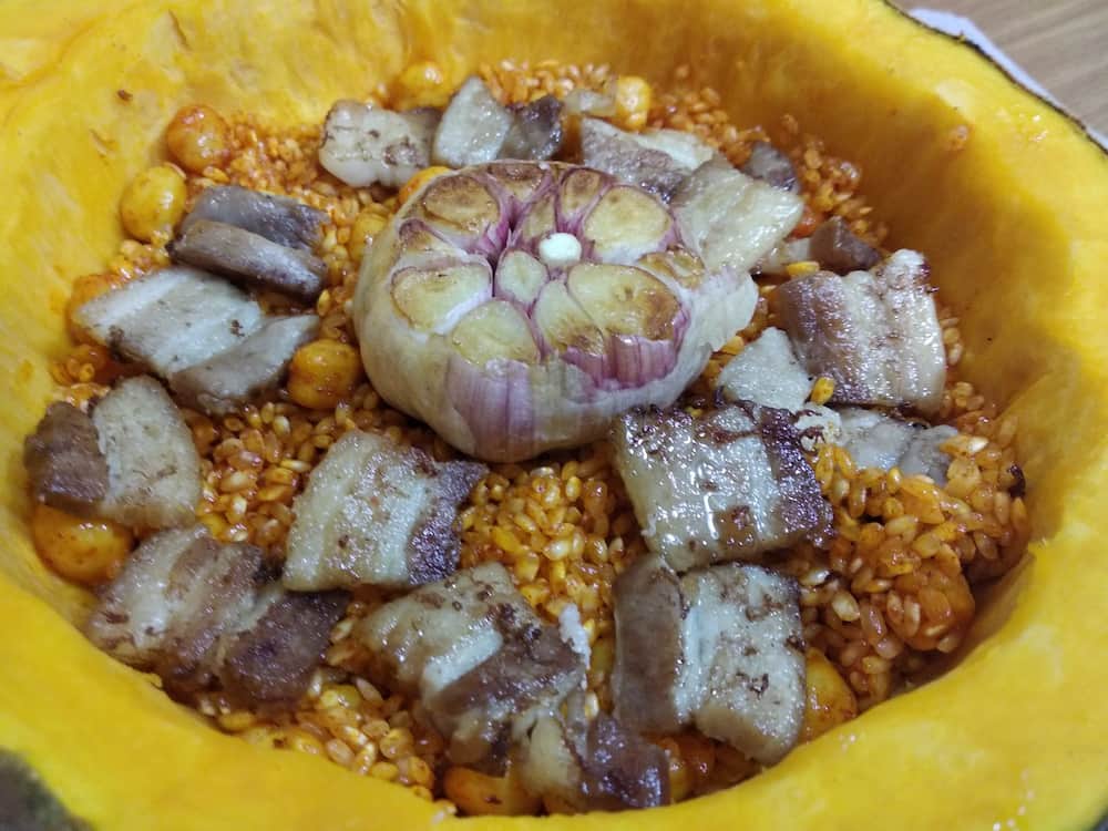 7.- Mettiamo tutti gli ingredienti insieme all'interno della zucca