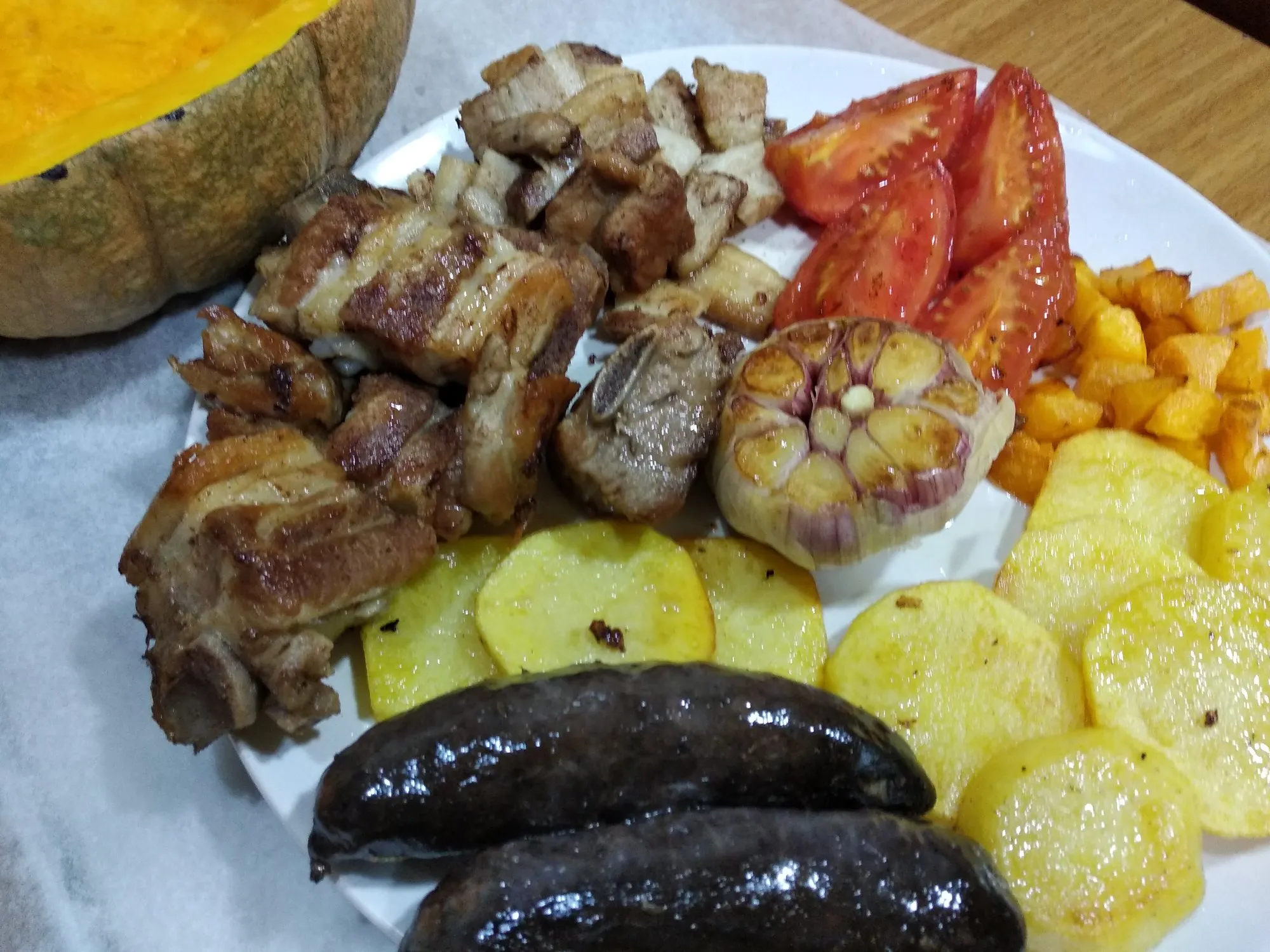 5.- Rosolare la carne, l'aglio, le patate, i pomodori e i cubetti di zucca.