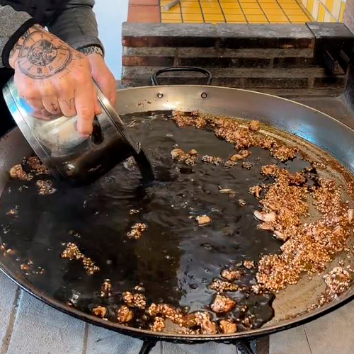 8.- Aggiungere l'inchiostro e cuocere