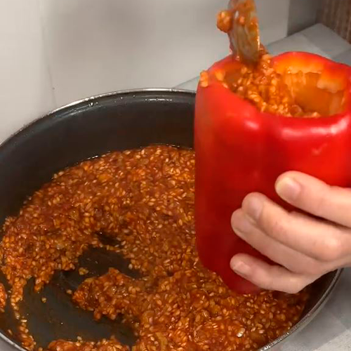 5.- Rosolare il pomodoro con la paprika