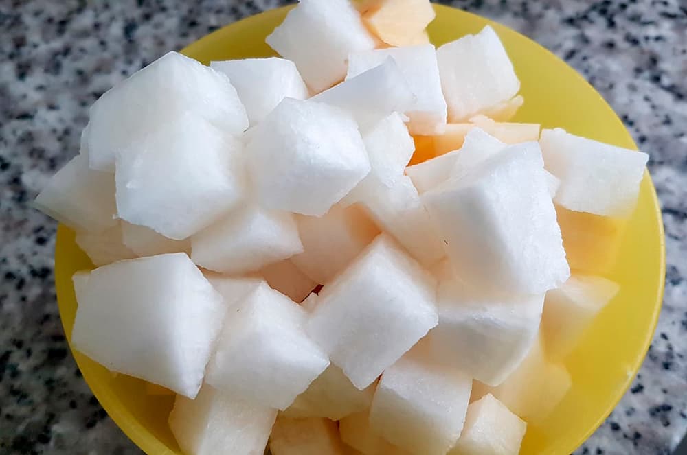 1.- Pulire, sbucciare e tagliare le verdure