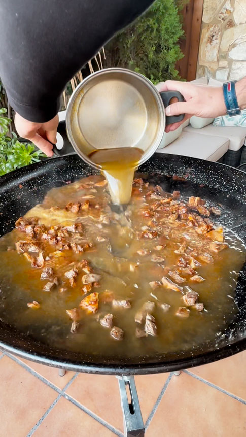 10.- Aggiungere il brodo e l'infuso