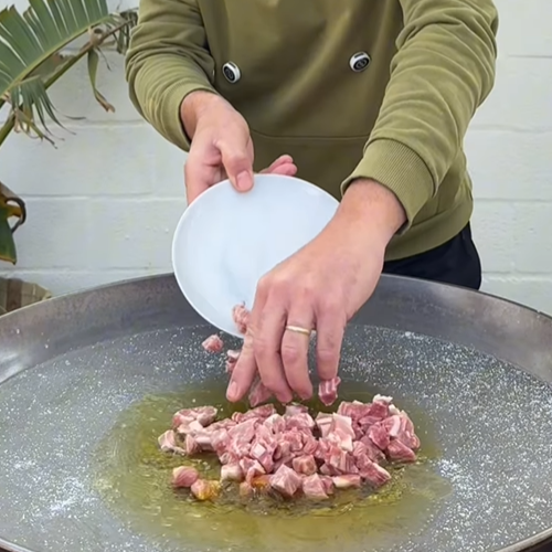 2.- Tagliare il polpo e friggerlo