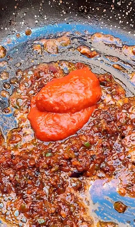 5.- Aggiungere la paprika e mescolare con la salmorreta