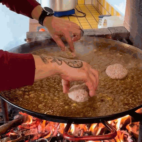 6.- Aggiungere i calamari e mescolare