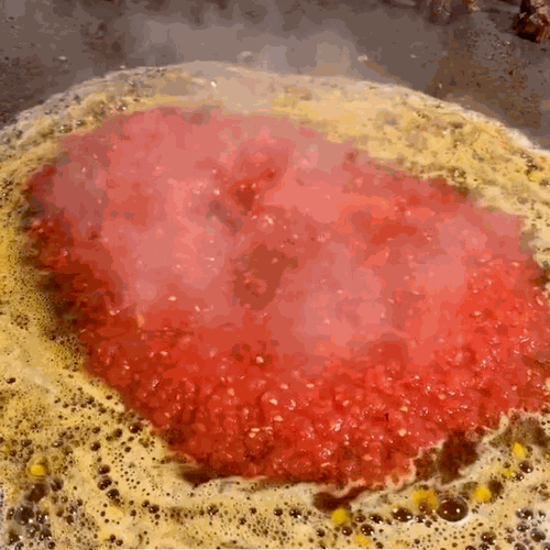 Aggiungere la carne macinata, la paprika e il pomodoro