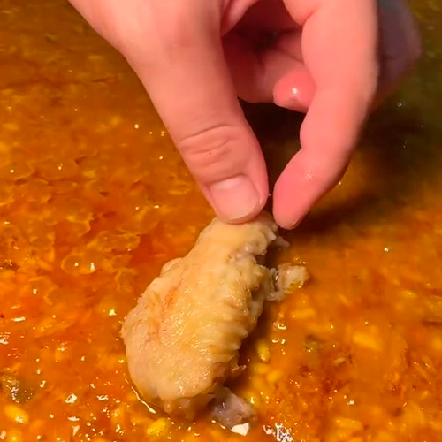 5.- Aggiungere le costine e i carciofi