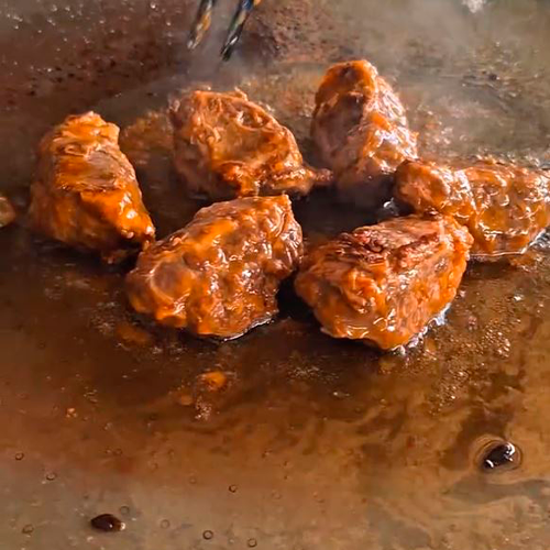 2.- Tagliare il polpo e friggerlo