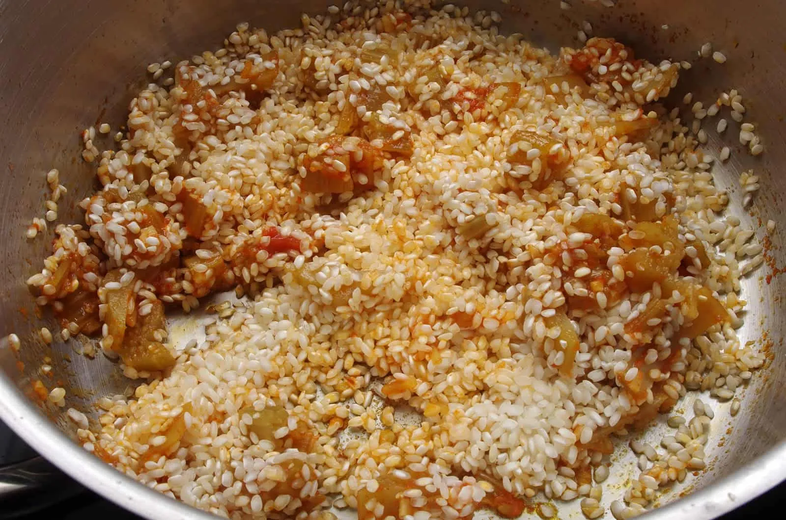 7.- Soffriggere l'aglio, la paprika e il pomodoro