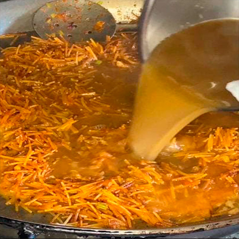 7.- Aggiungere le tagliatelle e il brodo