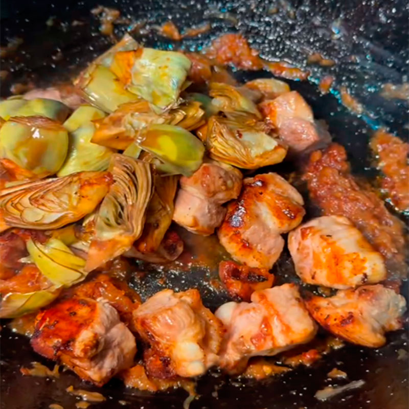 5.- Aggiungere le costine e i carciofi