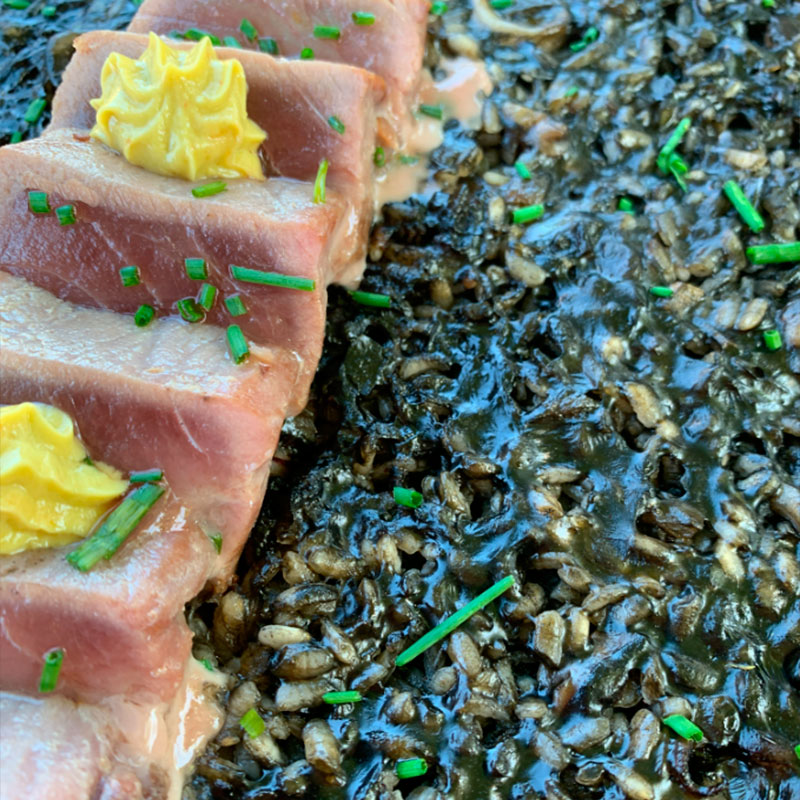 Ricetta di @cris_riceandmeal: Riso al nero di seppia e tataky di tonno con maionese di avocado piccante.