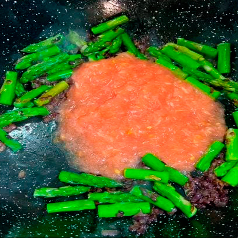 4.- Aggiungiamo il pomodoro con aglio grattugiato