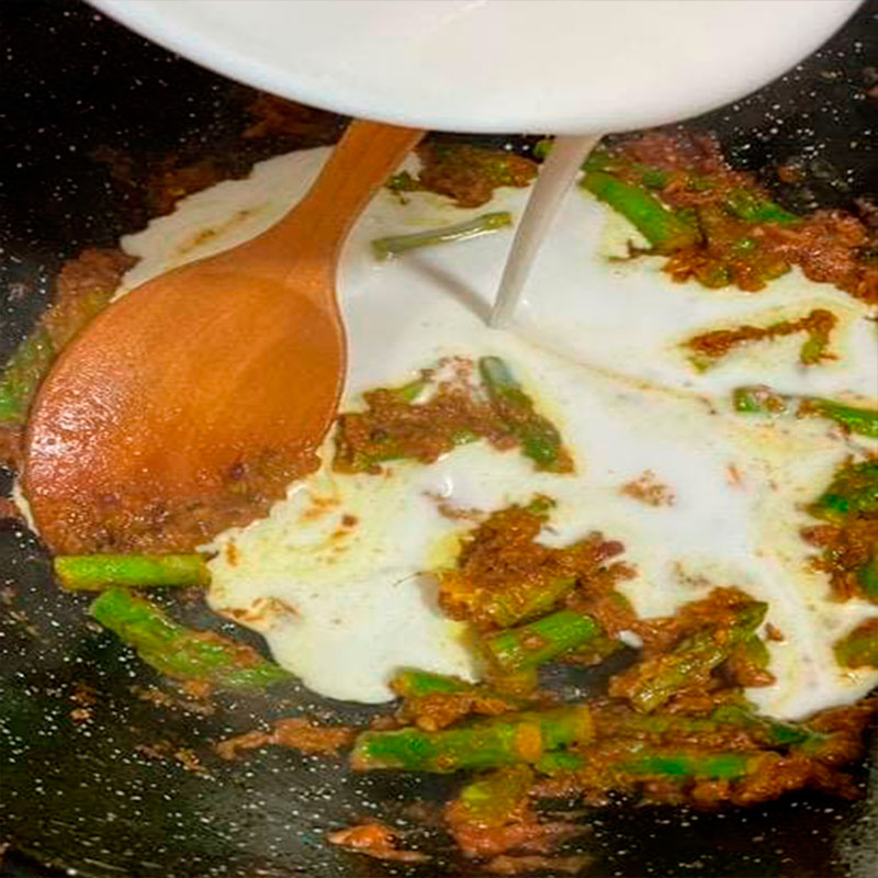 6.- Aggiungi latte di cocco e cuocere