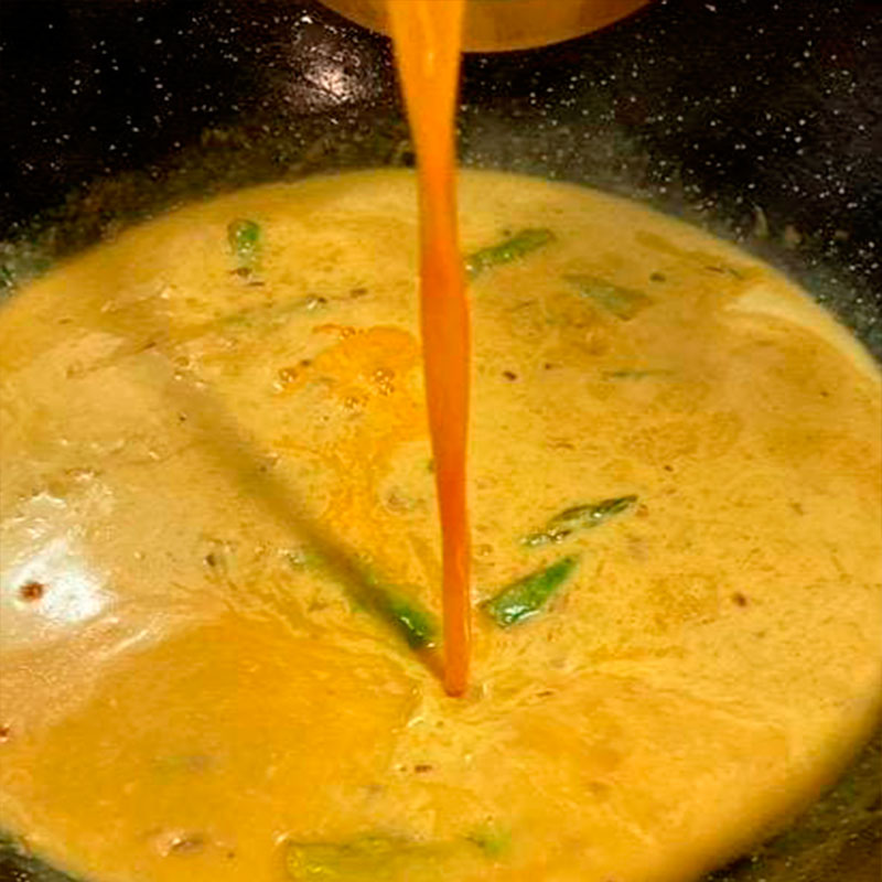7.- Aggiungi il brodo e l'infusione