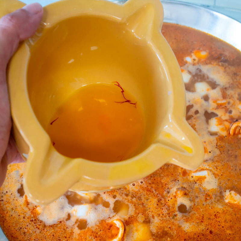 4.- Aggiungere l'infuso di zafferano