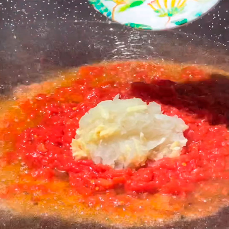 4.- Aggiungere il pomodoro e la paprika