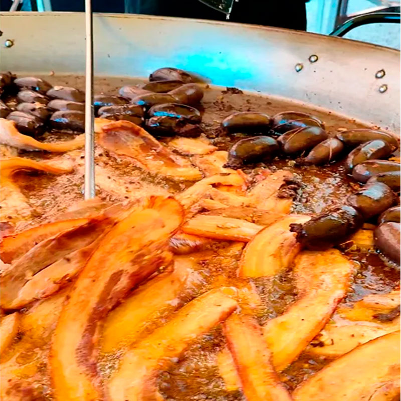 2.- Aggiungere la pancetta e il sanguinaccio e rosolare