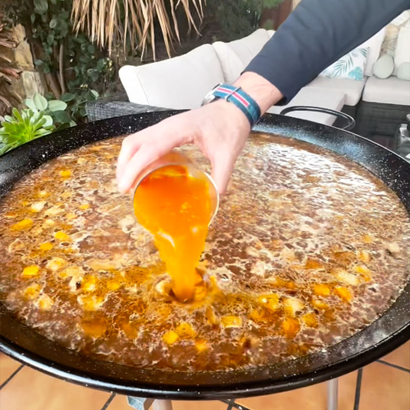 11.- Aggiungere il brodo all'infuso e cuocere.