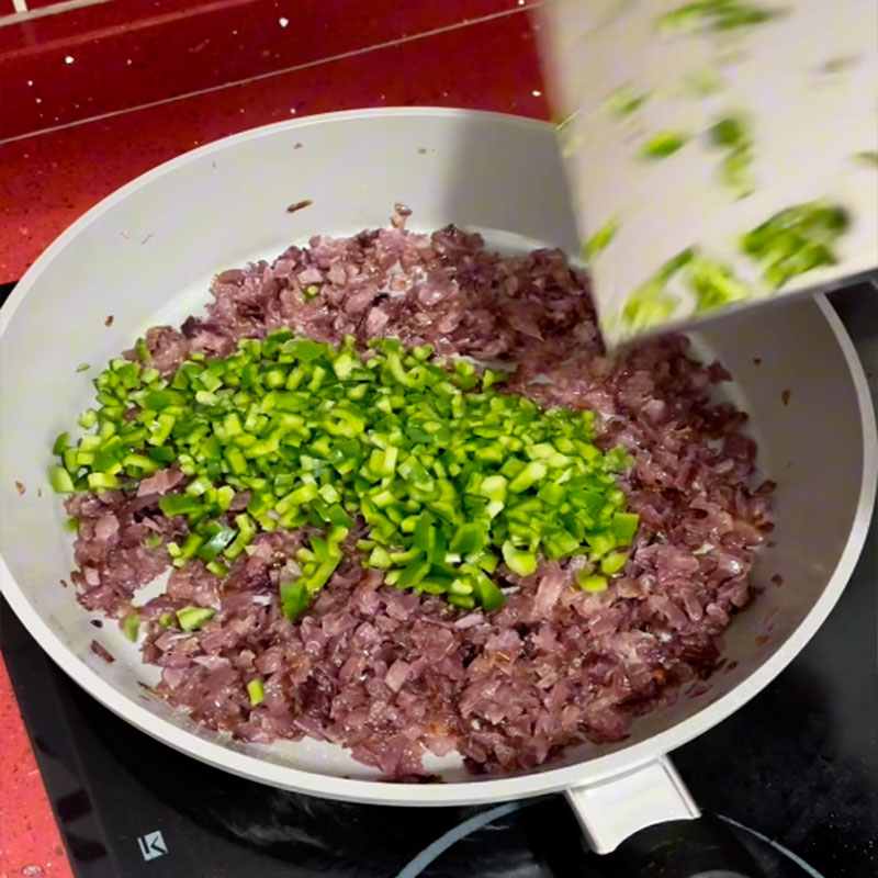 1.- Tagliare e soffriggere la cipolla