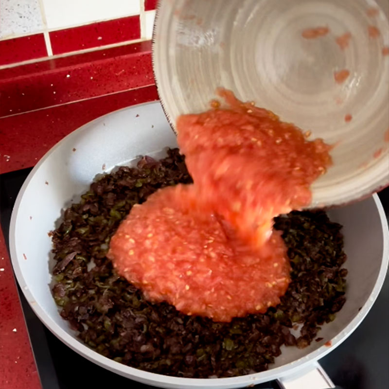 2.- Tagliare e schiacciare i pomodori