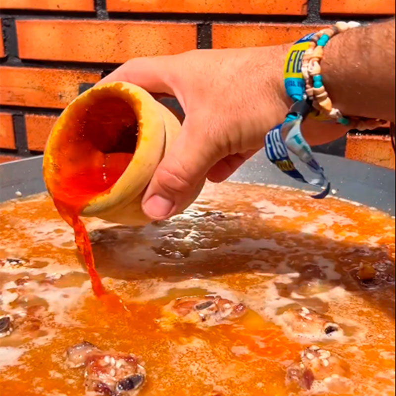 8.- Aggiungere l'infuso di zafferano e lasciare cuocere