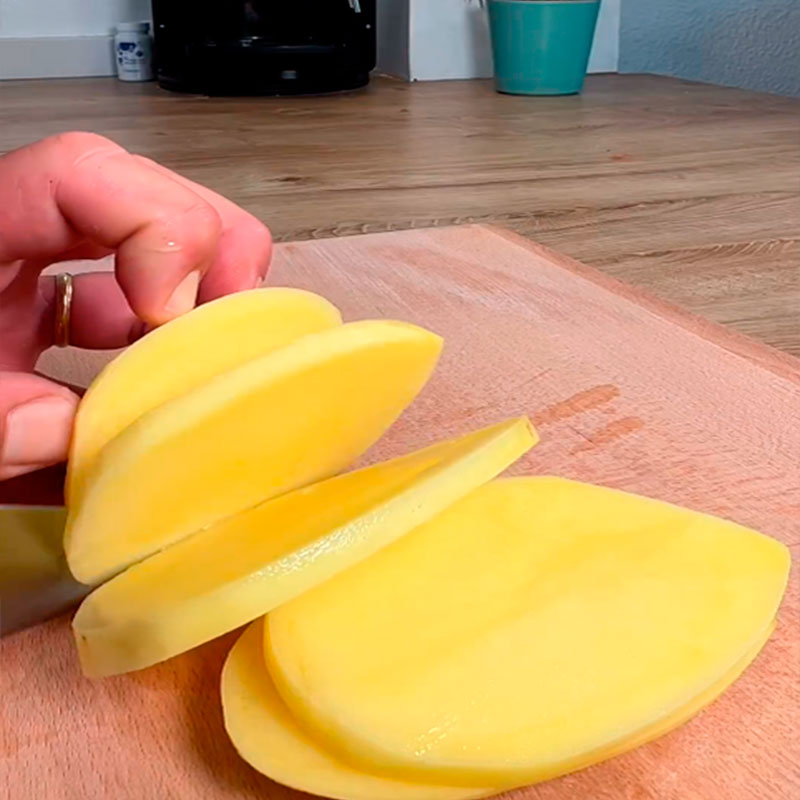 1.- Tagliare e friggere le patate