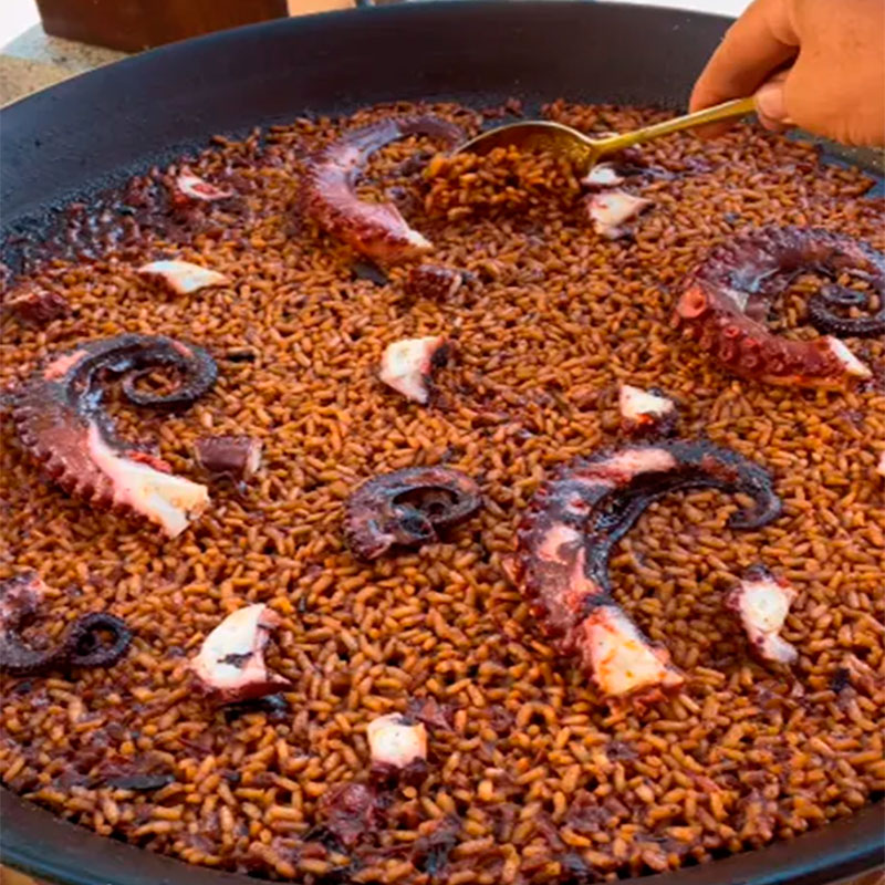 Ricetta de @cherenayuso: paella di polpo, sobrasada e aglio nero