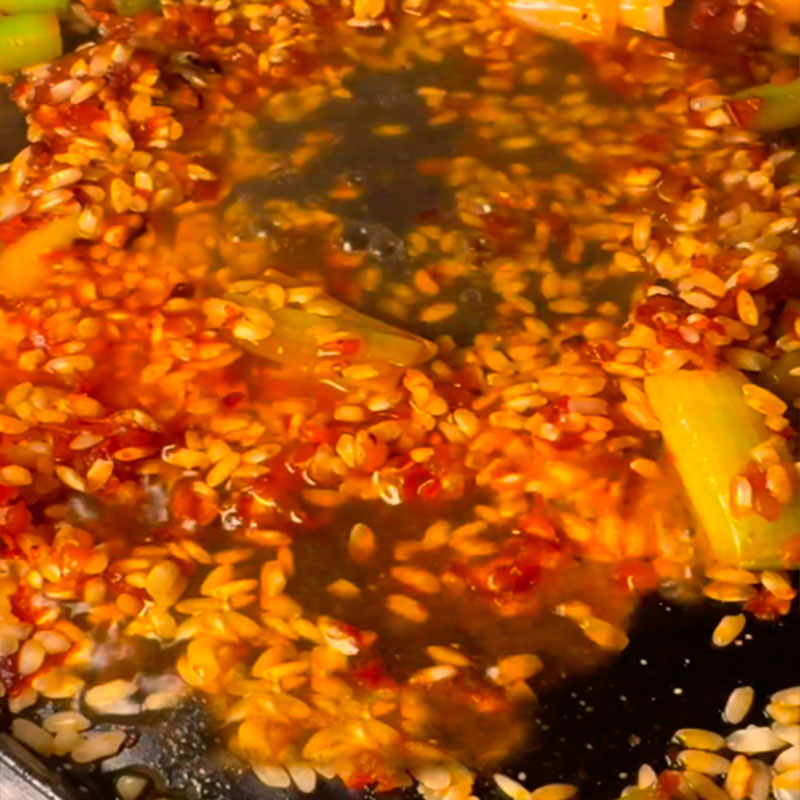 7.- Aggiungere il brodo e l'infuso di zafferano
