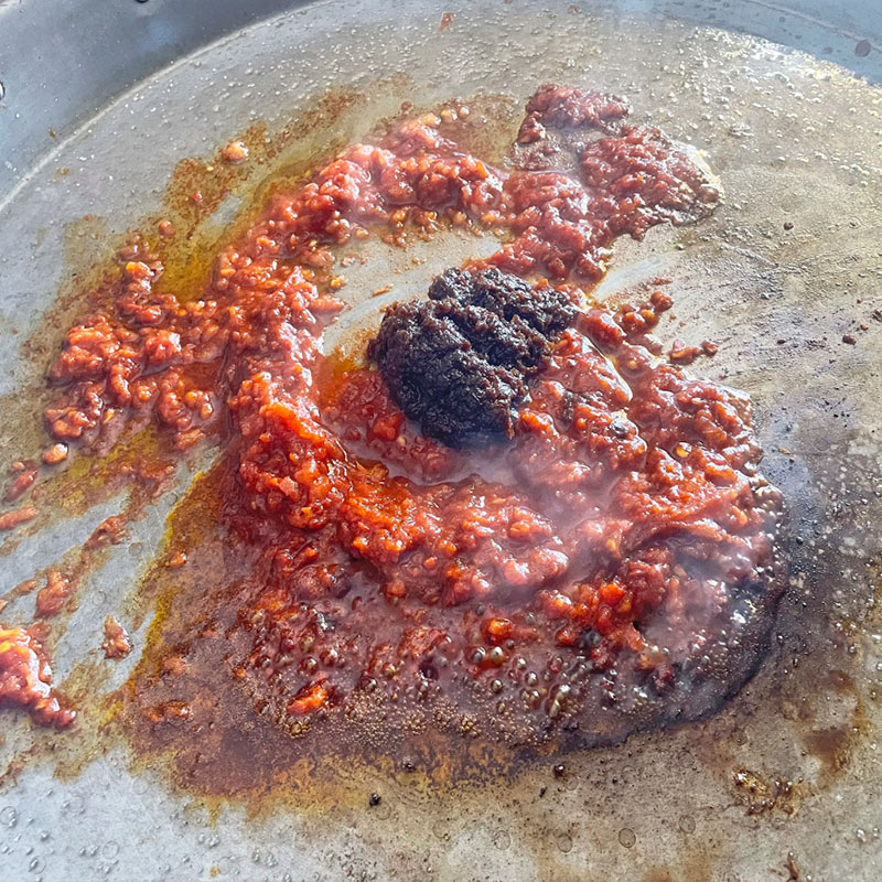 4.- Aggiungere il pomodoro e soffriggere