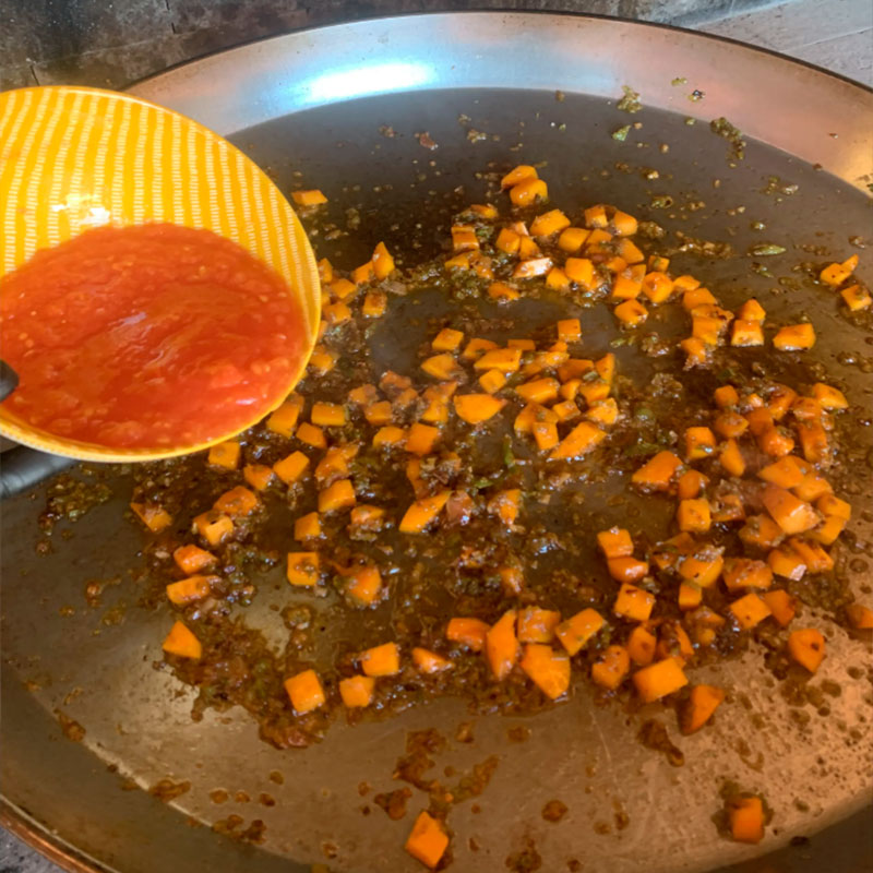 7.- Aggiungere il pomodoro e la paprika