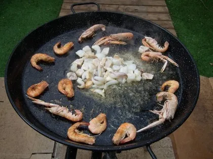 3.- Aggiungere i frutti di mare per farli rosolare.