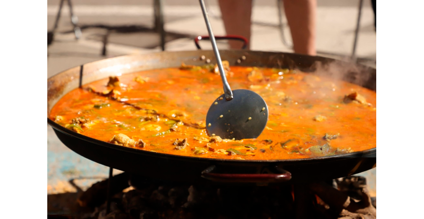 In che modo l'altitudine e il clima influenzano la cottura della paella?