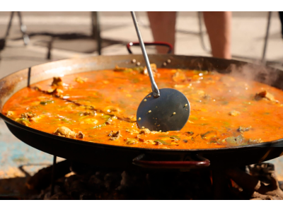 In che modo l'altitudine e il clima influenzano la cottura della paella?