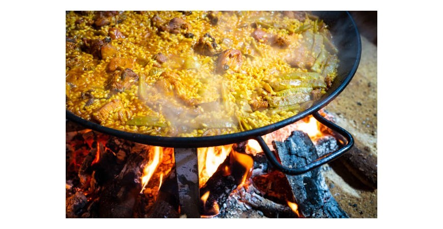 La paella viene cotta coperta?