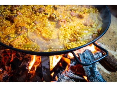 La paella viene cotta coperta?