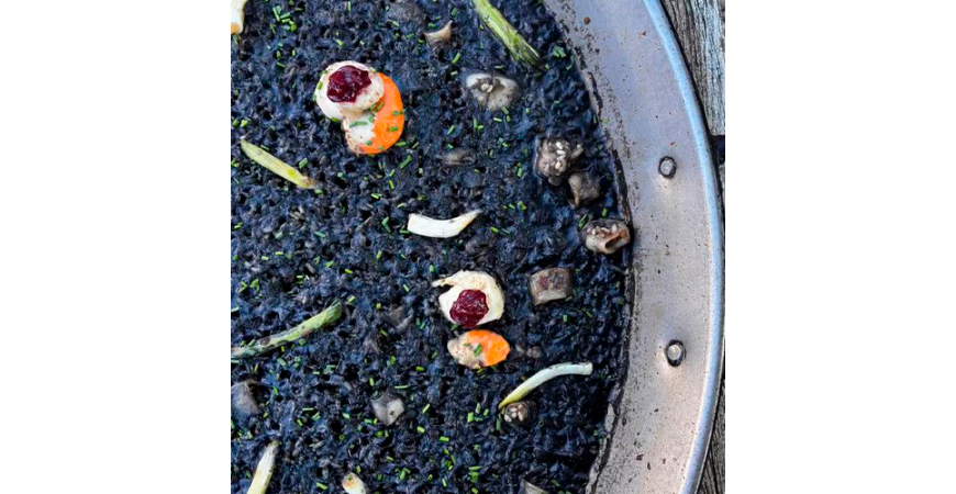 Receta de @cris_riceandmeal: arroz negro de calamar, vieras y ajos tiernos