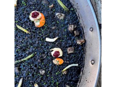 Receta de @cris_riceandmeal: arroz negro de calamar, vieras y ajos tiernos