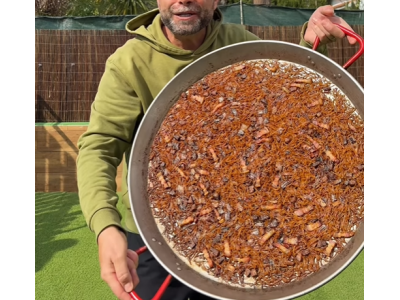 Receta de _comeydisfruta_: Fideuá de secreto, torrezno y ajos tiernos