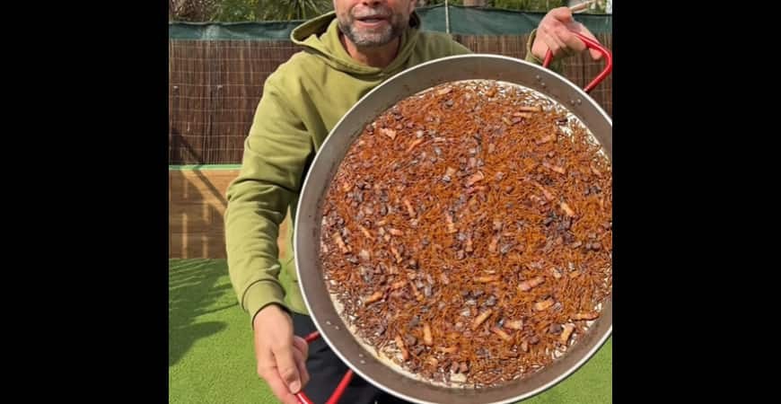Ricetta di comeydisfruta: Fideuá con secreto (taglio di maiale iberico), torrezno e aglio fresco