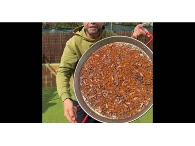 Ricetta di comeydisfruta: Fideuá con secreto (taglio di maiale iberico), torrezno e aglio fresco