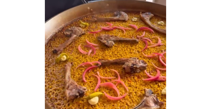 virycheff - Arroz de Chuletas de Cordero con Cebolla Morada Encurtida y Aliolli de Piparra