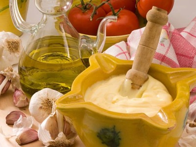 Come preparare l'aioli per riso e paella: una ricetta fatta in casa passo dopo passo